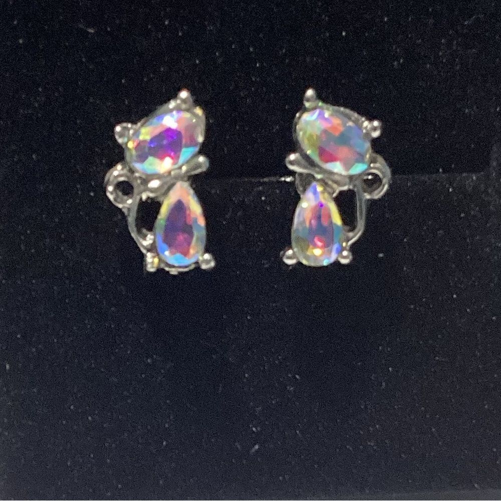 - 😺Petite Tiny ) Iridescent CZ Diamond Cat Earrings💎